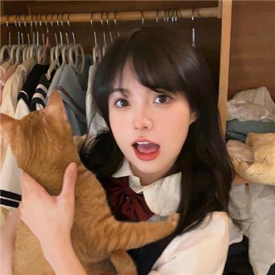 坐在酒吧里吃蛋糕